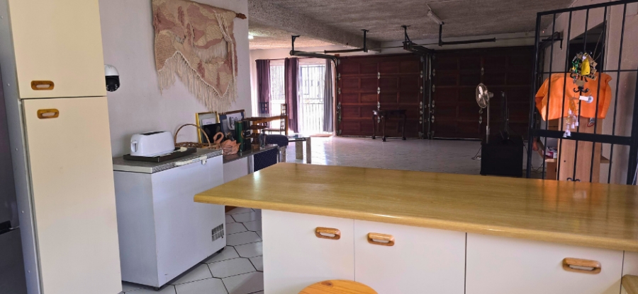 6 Bedroom Property for Sale in Oakdene Gauteng
