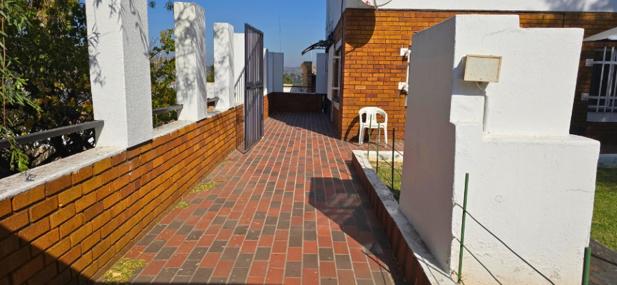 6 Bedroom Property for Sale in Oakdene Gauteng