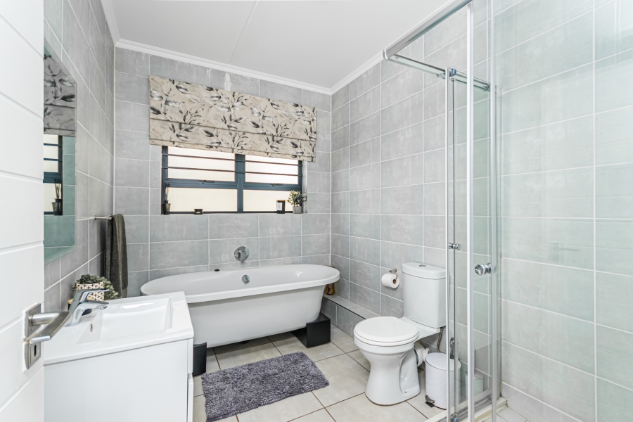 3 Bedroom Property for Sale in Crowthorne AH Gauteng