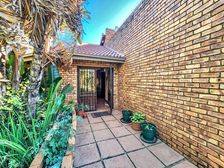 4 Bedroom Property for Sale in Radiokop Gauteng