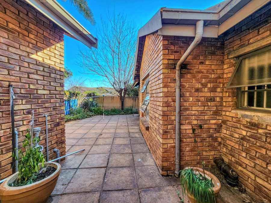 4 Bedroom Property for Sale in Radiokop Gauteng
