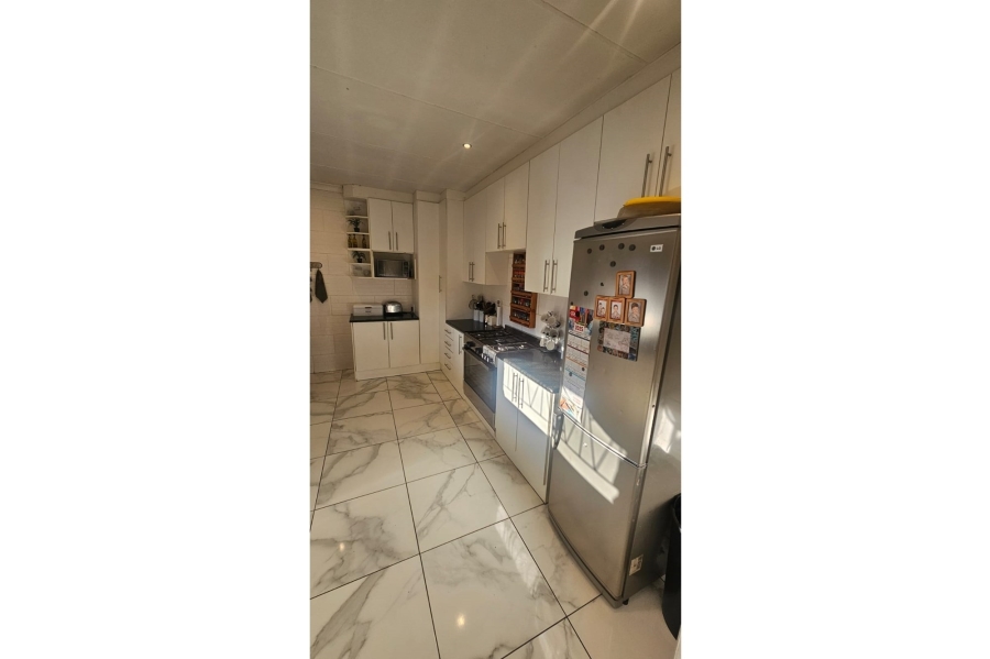 5 Bedroom Property for Sale in Mountain View Gauteng