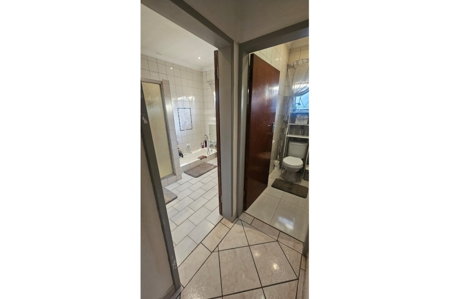5 Bedroom Property for Sale in Mountain View Gauteng