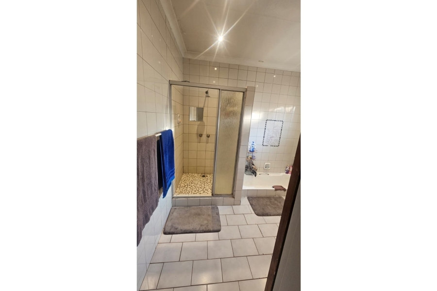 5 Bedroom Property for Sale in Mountain View Gauteng