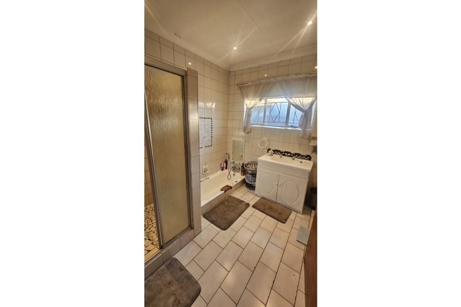 5 Bedroom Property for Sale in Mountain View Gauteng