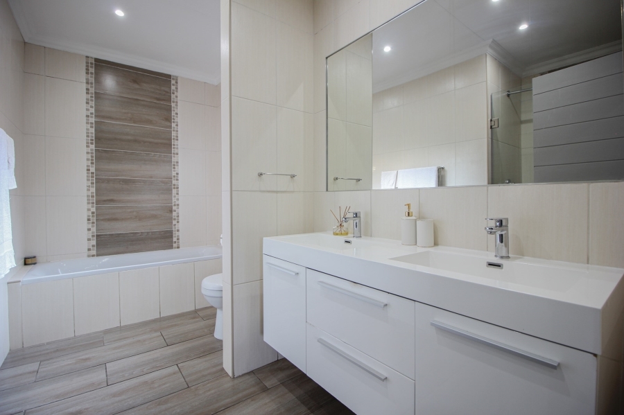 3 Bedroom Property for Sale in Broadacres Gauteng