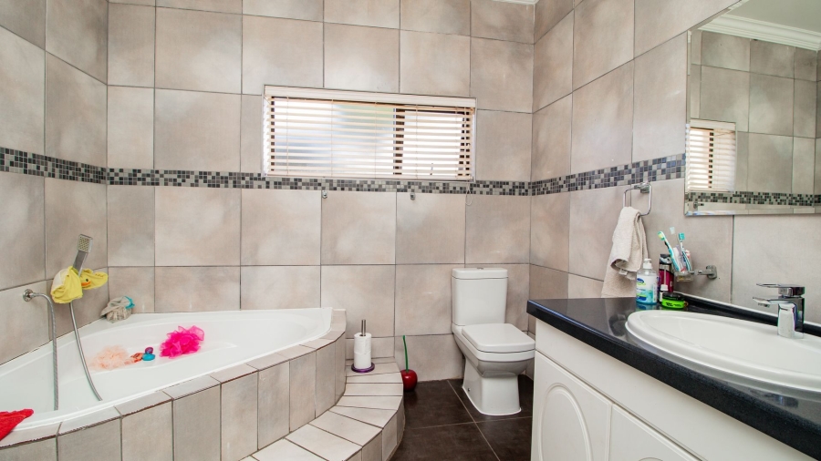 3 Bedroom Property for Sale in Farrarmere Gauteng