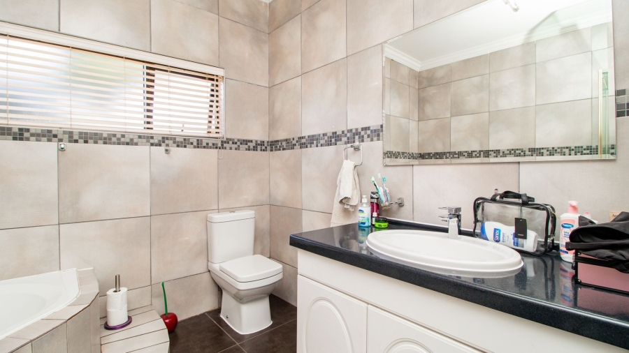 3 Bedroom Property for Sale in Farrarmere Gauteng