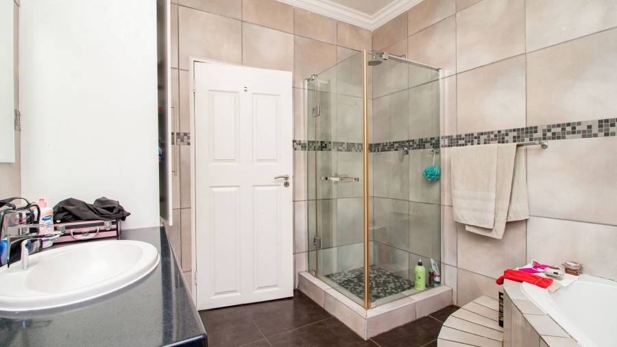 3 Bedroom Property for Sale in Farrarmere Gauteng