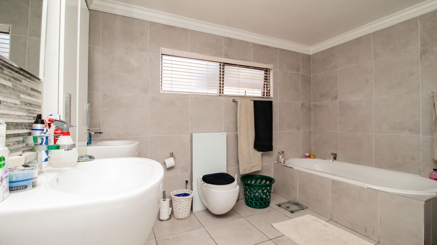 3 Bedroom Property for Sale in Farrarmere Gauteng