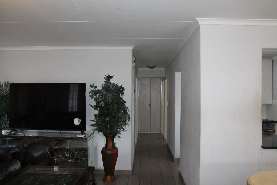 3 Bedroom Property for Sale in Mulbarton Gauteng
