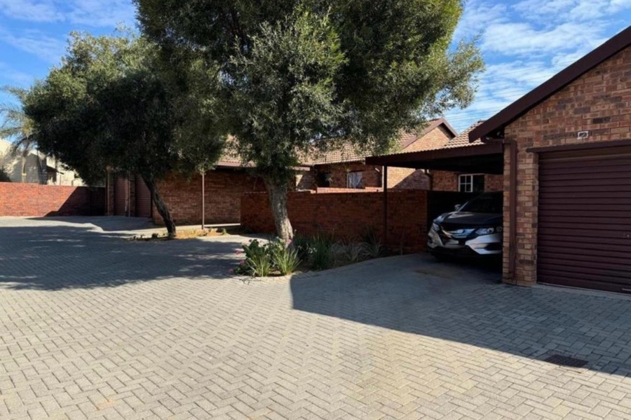 To Let 2 Bedroom Property for Rent in Noordwyk Gauteng
