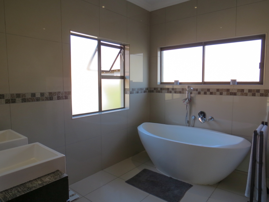4 Bedroom Property for Sale in Greenstone Hill Gauteng