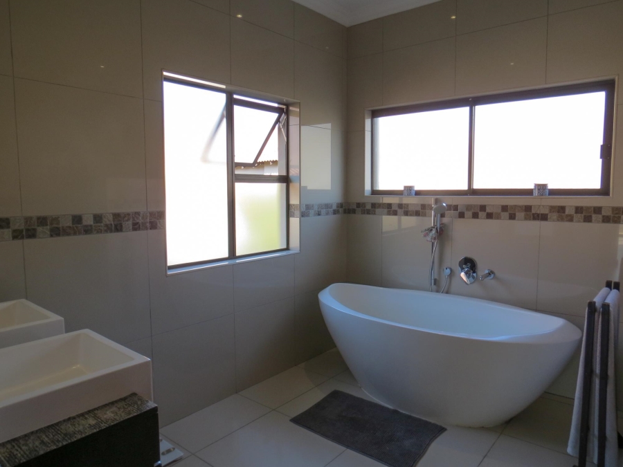 4 Bedroom Property for Sale in Greenstone Hill Gauteng