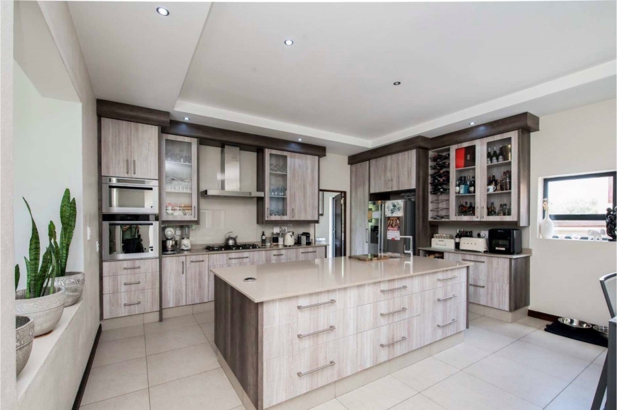5 Bedroom Property for Sale in Copperleaf Estate Gauteng