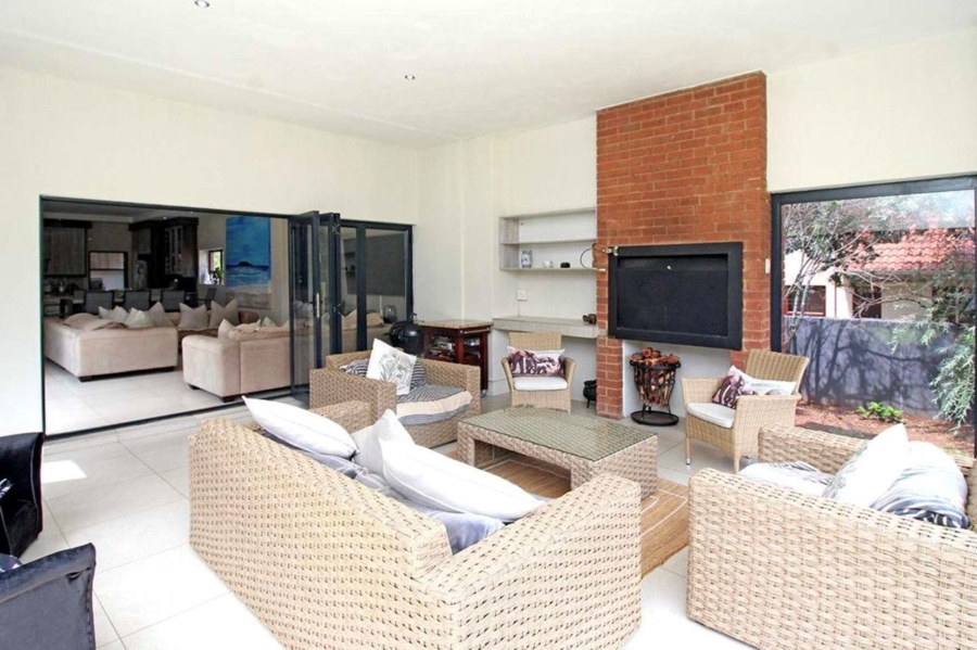 5 Bedroom Property for Sale in Copperleaf Estate Gauteng