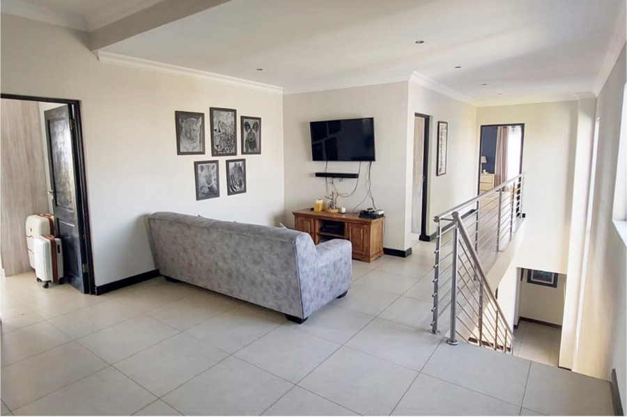 5 Bedroom Property for Sale in Copperleaf Estate Gauteng