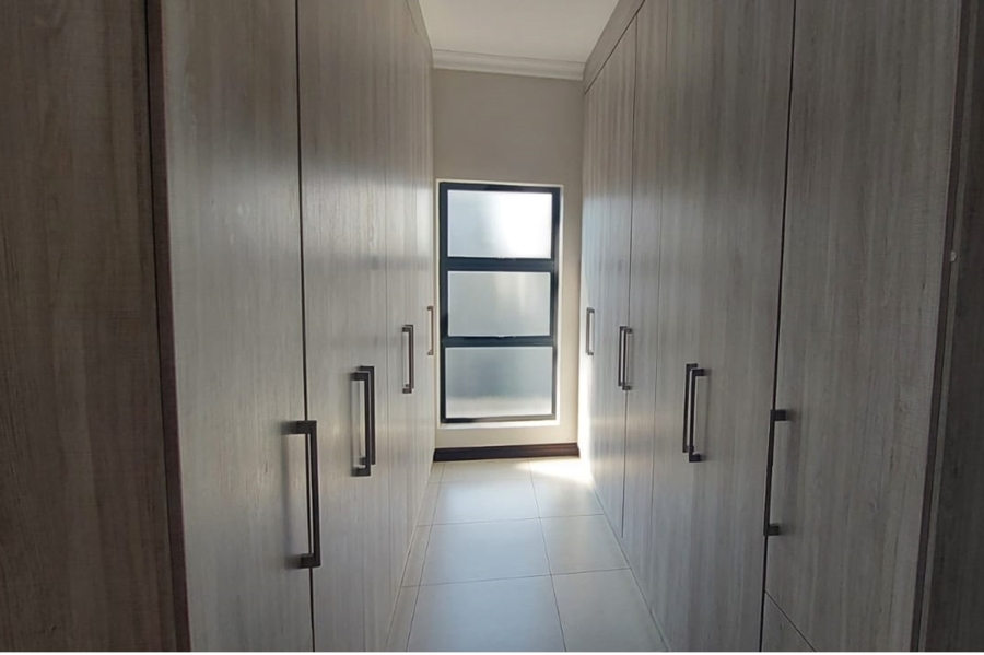 5 Bedroom Property for Sale in Copperleaf Estate Gauteng