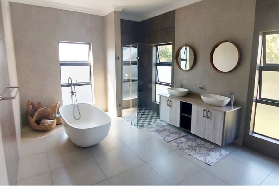 5 Bedroom Property for Sale in Copperleaf Estate Gauteng
