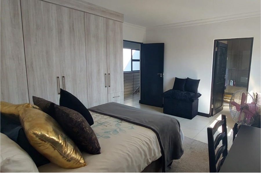 5 Bedroom Property for Sale in Copperleaf Estate Gauteng