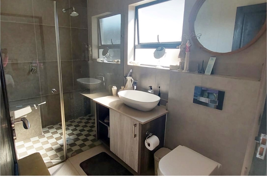 5 Bedroom Property for Sale in Copperleaf Estate Gauteng