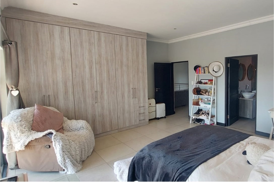 5 Bedroom Property for Sale in Copperleaf Estate Gauteng