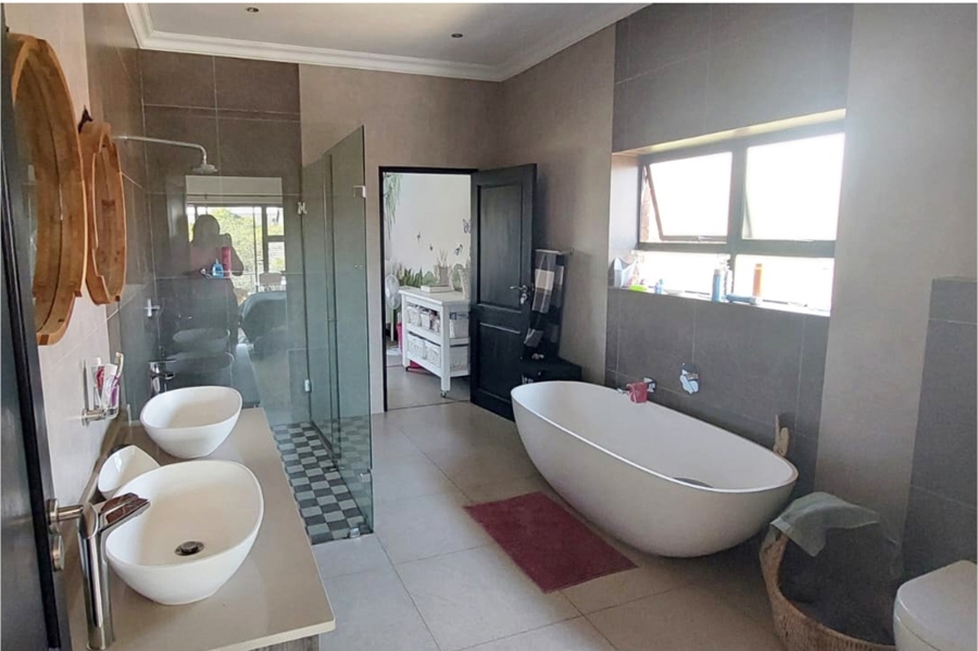 5 Bedroom Property for Sale in Copperleaf Estate Gauteng