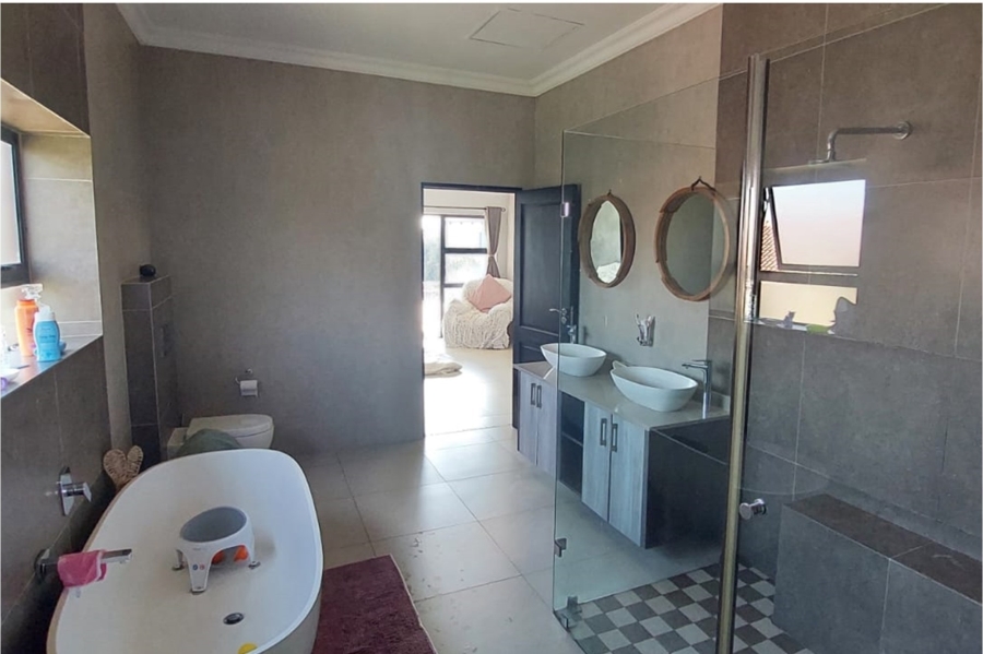 5 Bedroom Property for Sale in Copperleaf Estate Gauteng