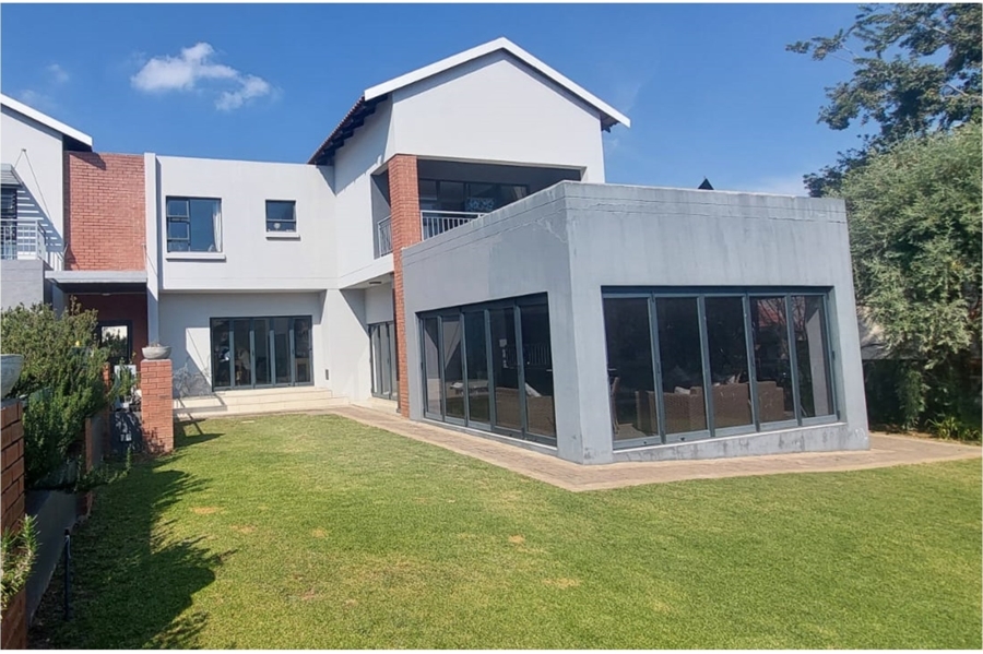 5 Bedroom Property for Sale in Copperleaf Estate Gauteng