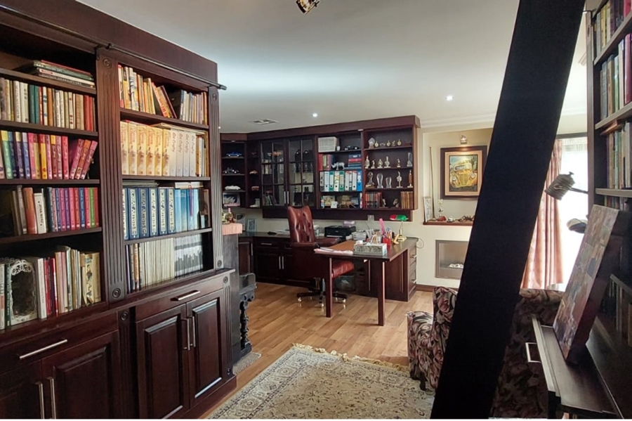 5 Bedroom Property for Sale in Copperleaf Estate Gauteng