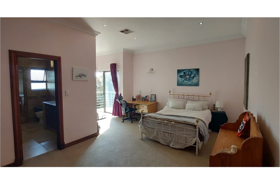 5 Bedroom Property for Sale in Copperleaf Estate Gauteng