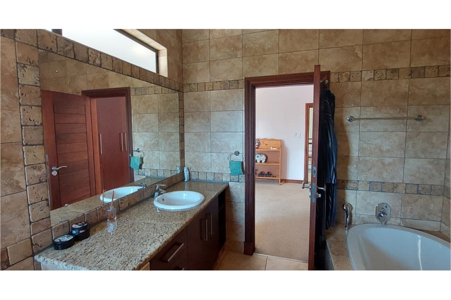 5 Bedroom Property for Sale in Copperleaf Estate Gauteng