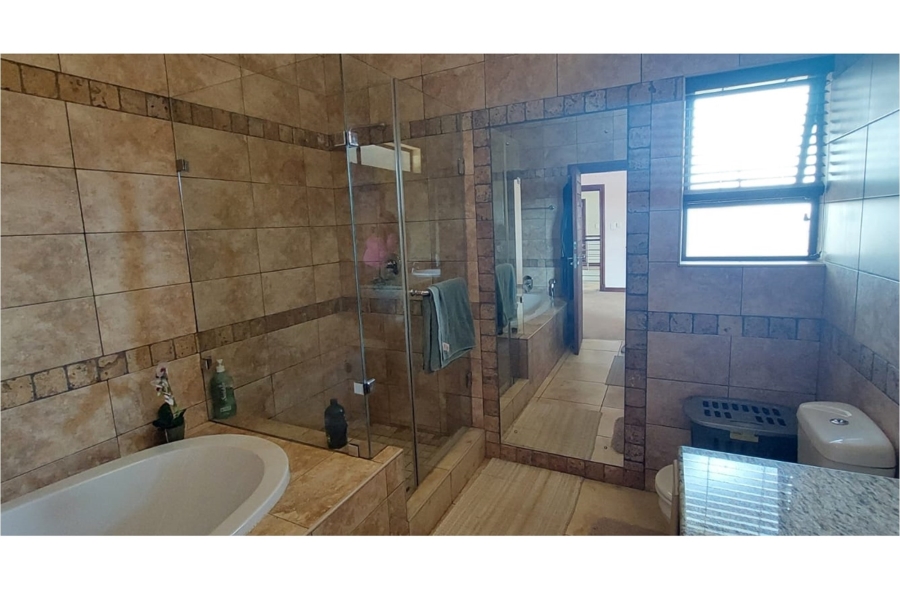 5 Bedroom Property for Sale in Copperleaf Estate Gauteng