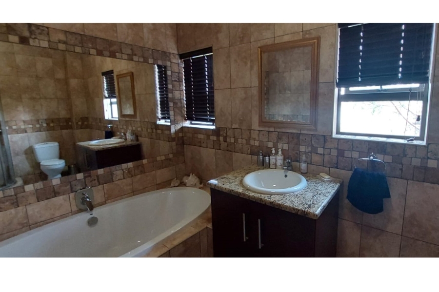 5 Bedroom Property for Sale in Copperleaf Estate Gauteng