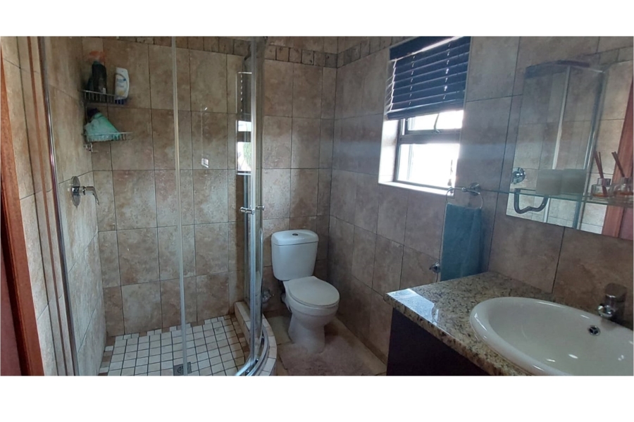 5 Bedroom Property for Sale in Copperleaf Estate Gauteng