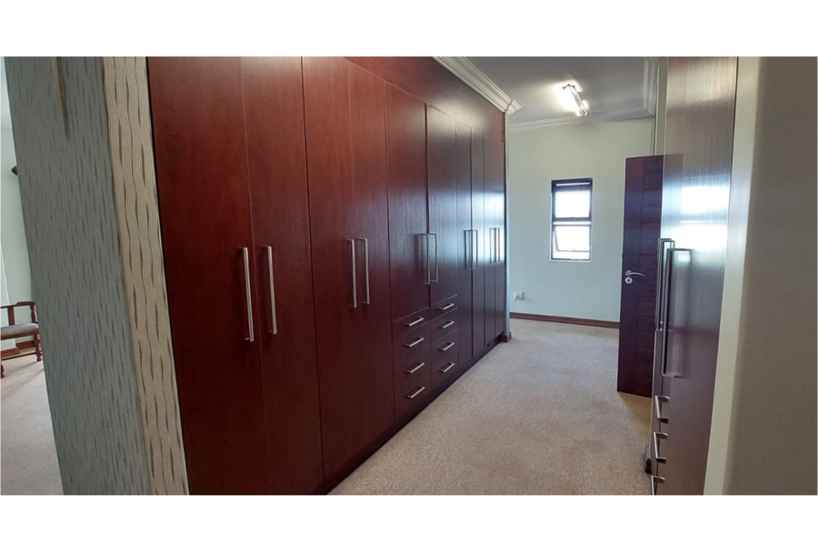 5 Bedroom Property for Sale in Copperleaf Estate Gauteng