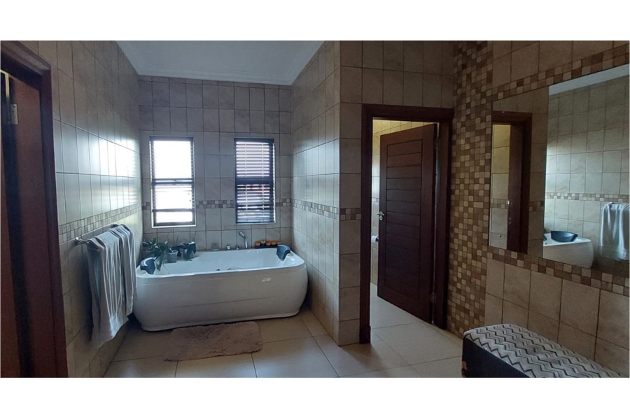 5 Bedroom Property for Sale in Copperleaf Estate Gauteng