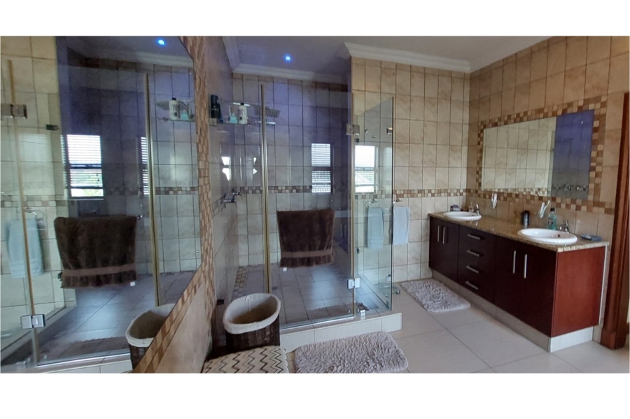 5 Bedroom Property for Sale in Copperleaf Estate Gauteng