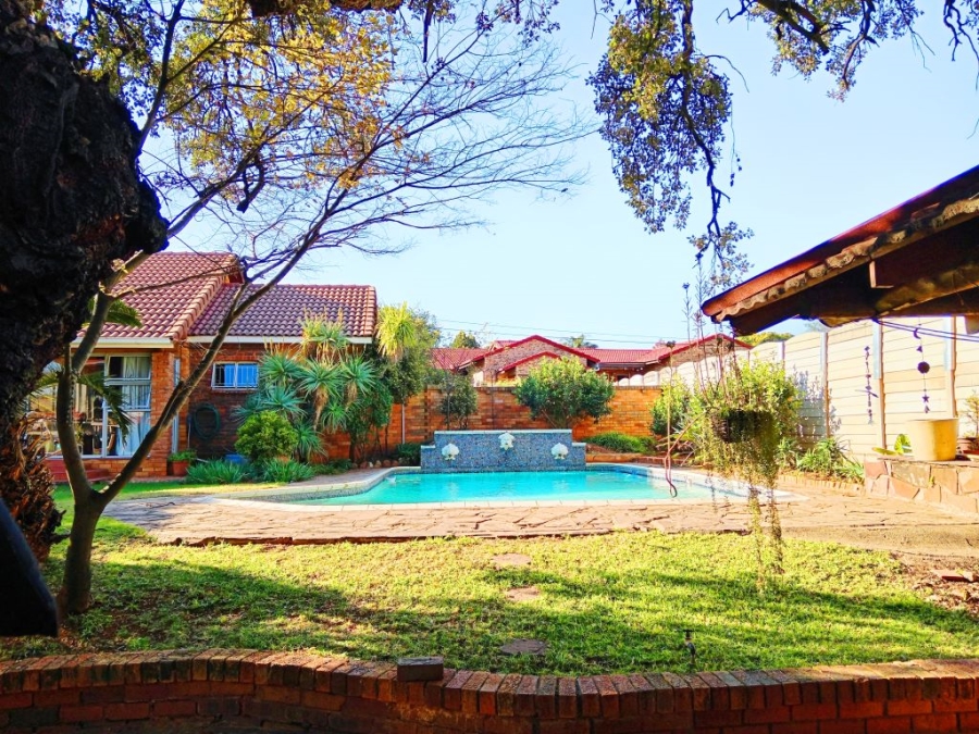 8 Bedroom Property for Sale in Florida Gauteng