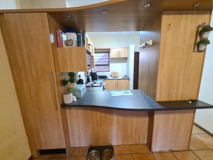 To Let 2 Bedroom Property for Rent in Magaliessig Gauteng