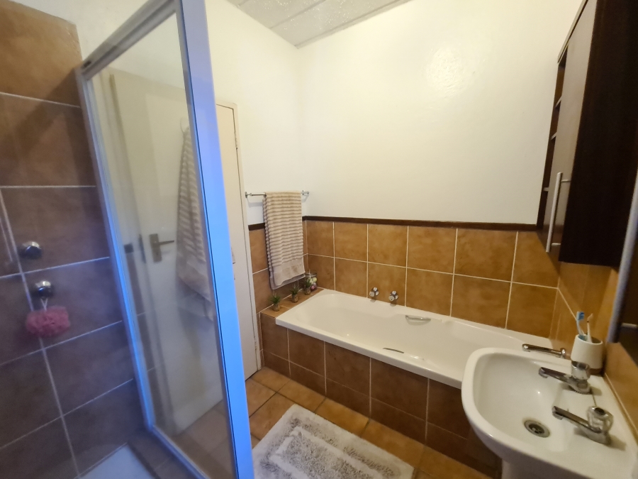 To Let 2 Bedroom Property for Rent in Magaliessig Gauteng