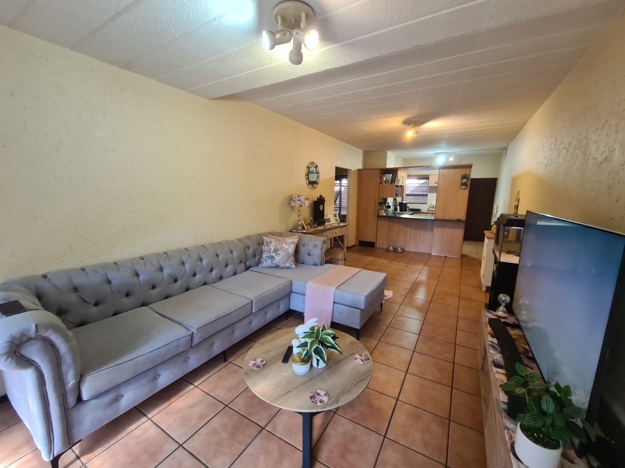 To Let 2 Bedroom Property for Rent in Magaliessig Gauteng