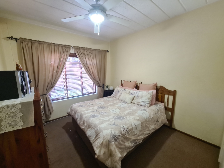 To Let 2 Bedroom Property for Rent in Magaliessig Gauteng