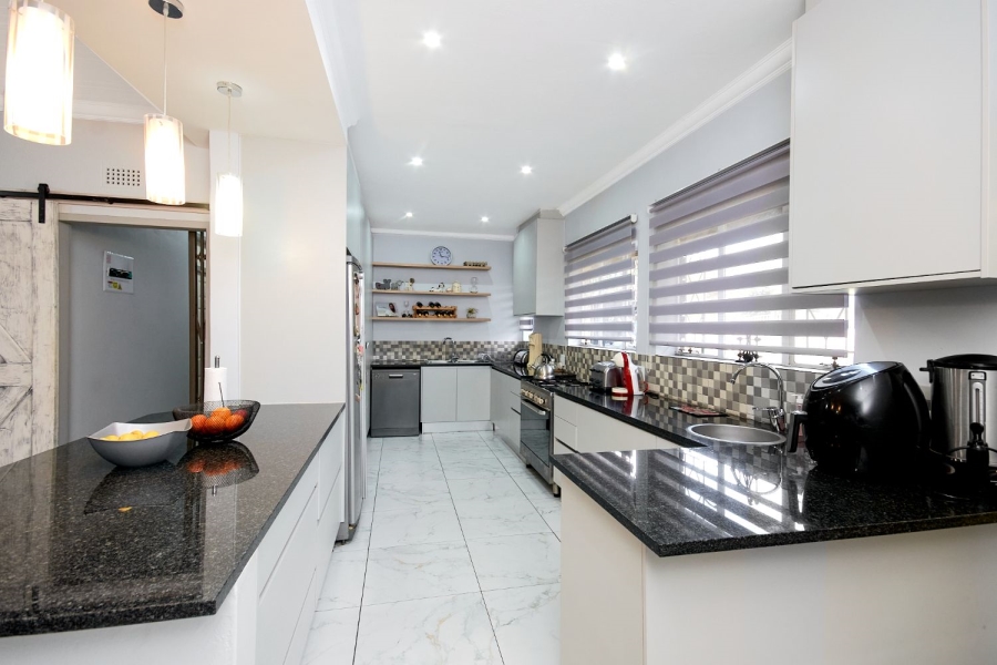 9 Bedroom Property for Sale in Brackenhurst Gauteng