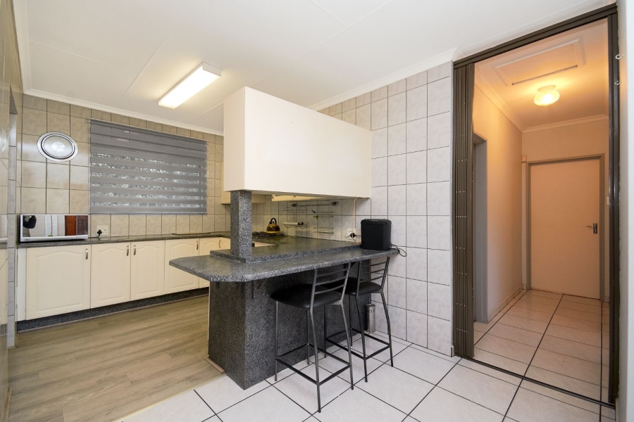 9 Bedroom Property for Sale in Brackenhurst Gauteng