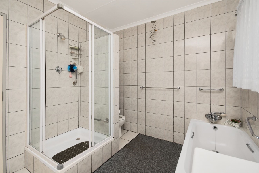 9 Bedroom Property for Sale in Brackenhurst Gauteng