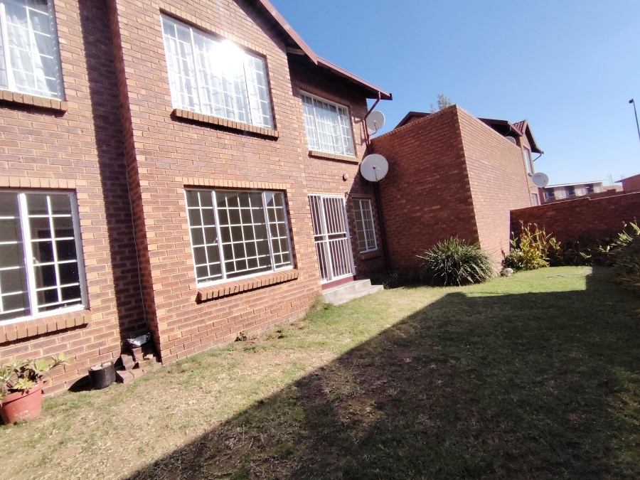 2 Bedroom Property for Sale in The Reeds Gauteng