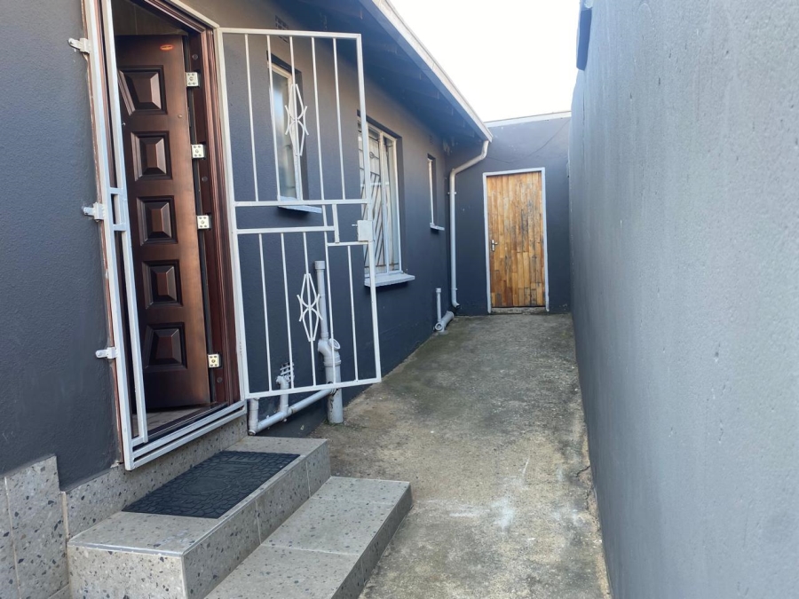 To Let 3 Bedroom Property for Rent in Moroka North Gauteng