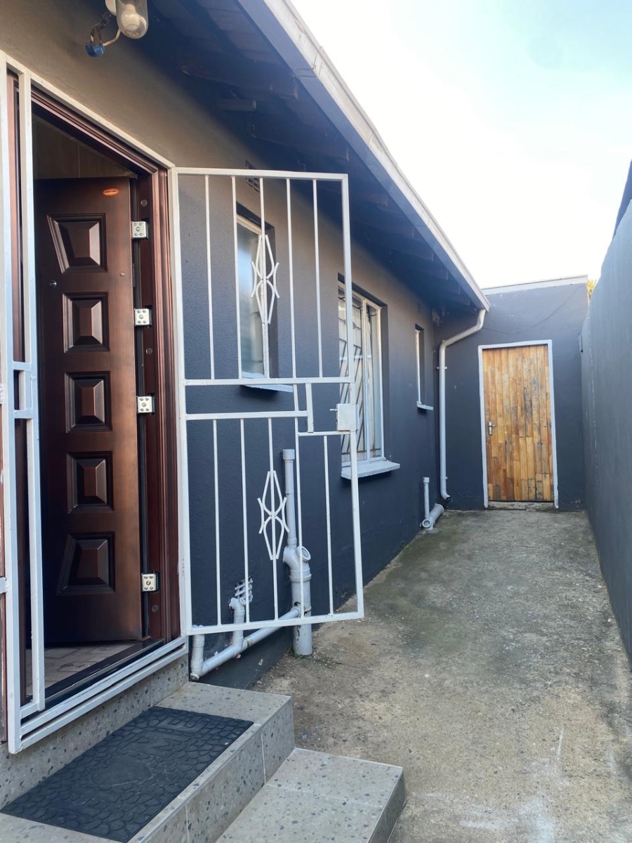 To Let 3 Bedroom Property for Rent in Moroka North Gauteng