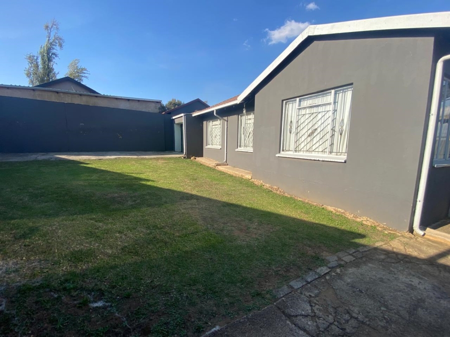 To Let 3 Bedroom Property for Rent in Moroka North Gauteng